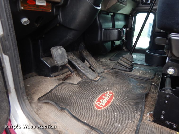 image for item IT9433 2005 Peterbilt 335  box truck