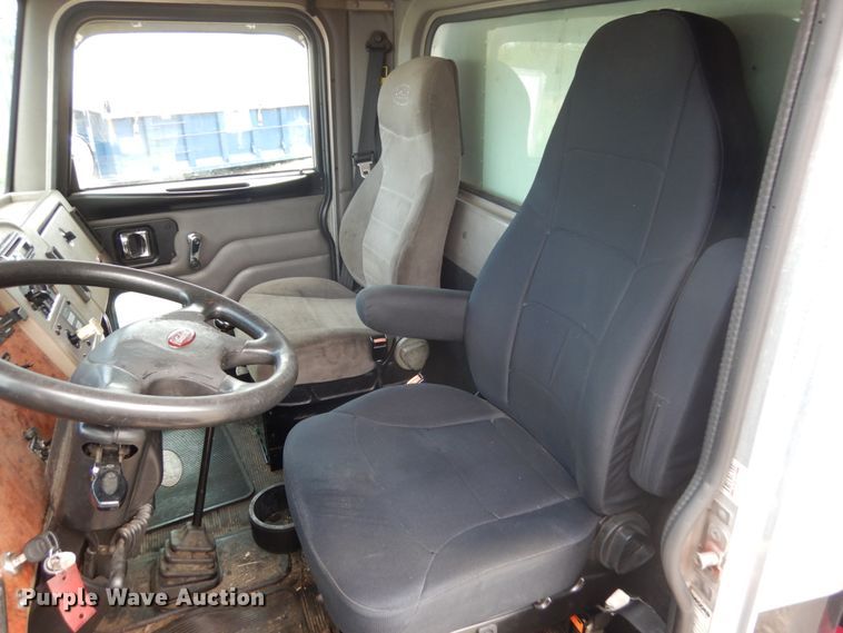 image for item IT9433 2005 Peterbilt 335  box truck