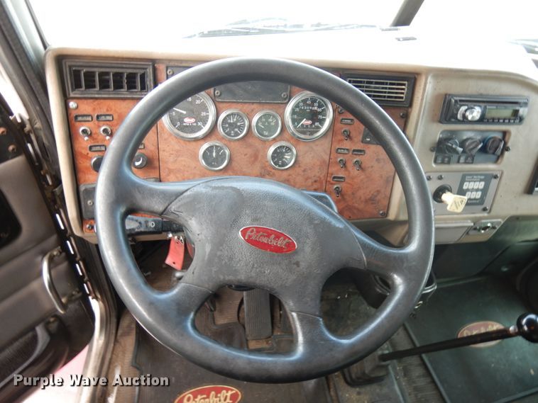 image for item IT9433 2005 Peterbilt 335  box truck