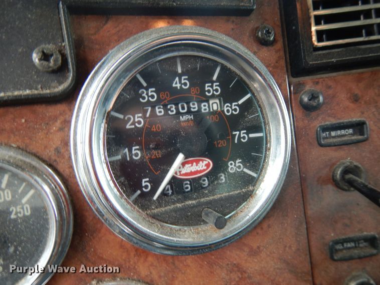 image for item IT9433 2005 Peterbilt 335  box truck