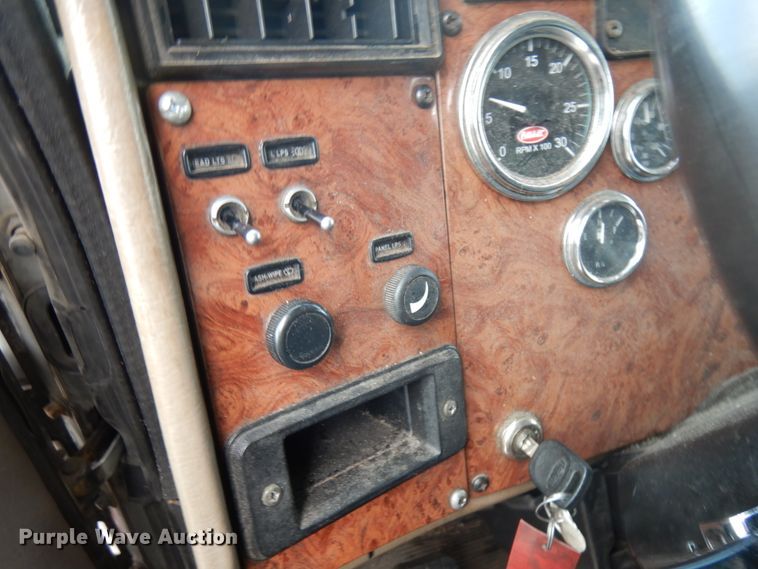 image for item IT9433 2005 Peterbilt 335  box truck