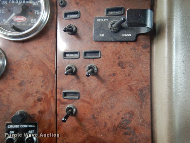 image for item IT9433 2005 Peterbilt 335  box truck