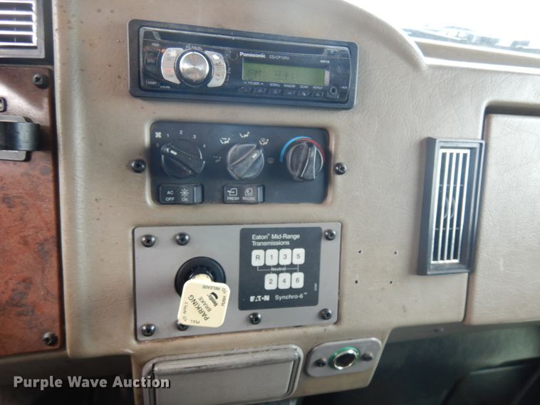 image for item IT9433 2005 Peterbilt 335  box truck