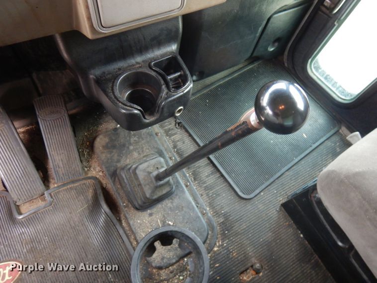 image for item IT9433 2005 Peterbilt 335  box truck