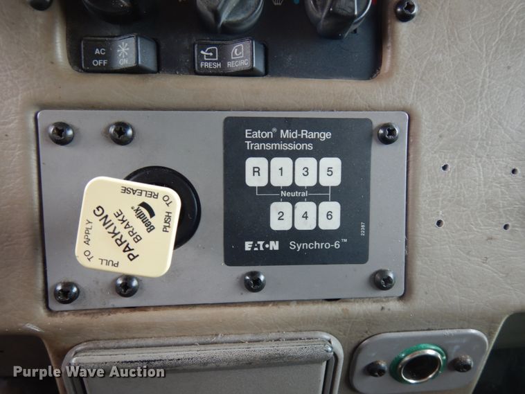 image for item IT9433 2005 Peterbilt 335  box truck