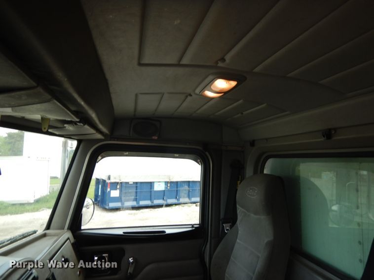 image for item IT9433 2005 Peterbilt 335  box truck