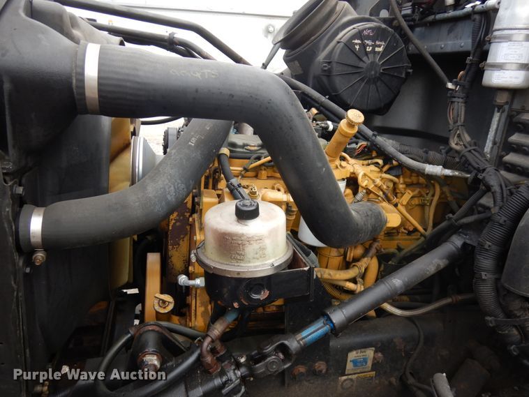 image for item IT9433 2005 Peterbilt 335  box truck