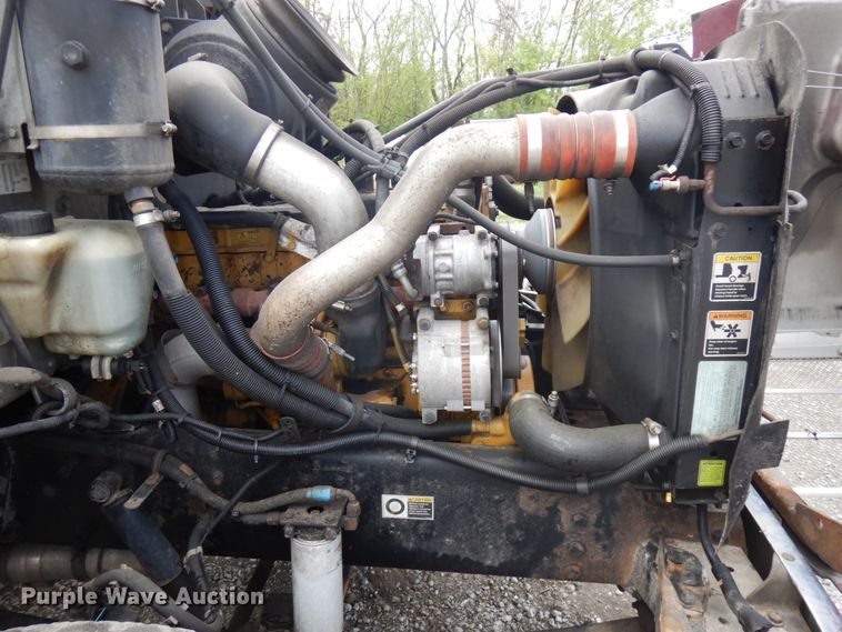 image for item IT9433 2005 Peterbilt 335  box truck