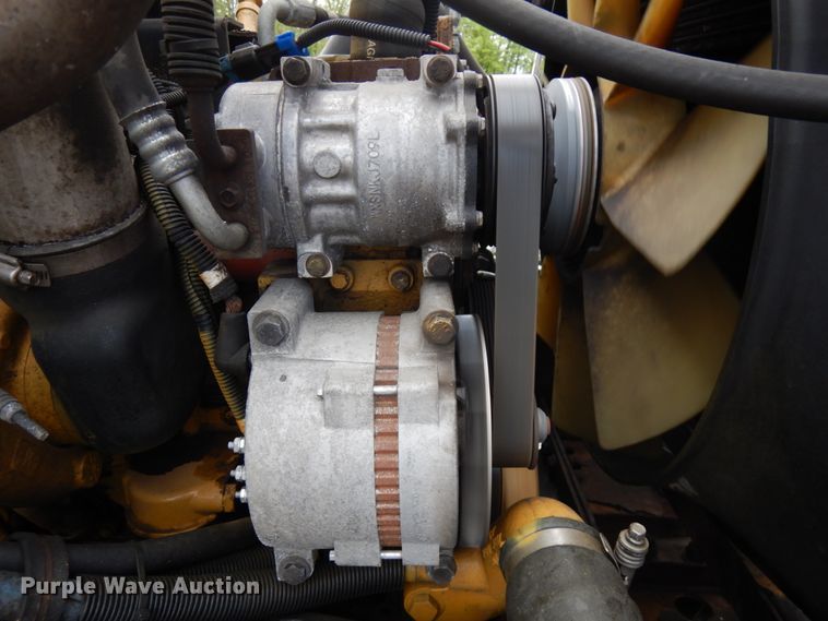 image for item IT9433 2005 Peterbilt 335  box truck