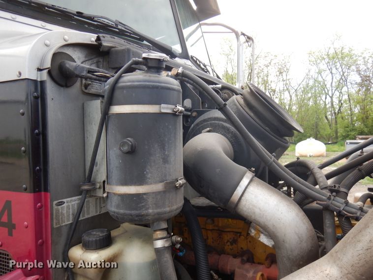 image for item IT9433 2005 Peterbilt 335  box truck