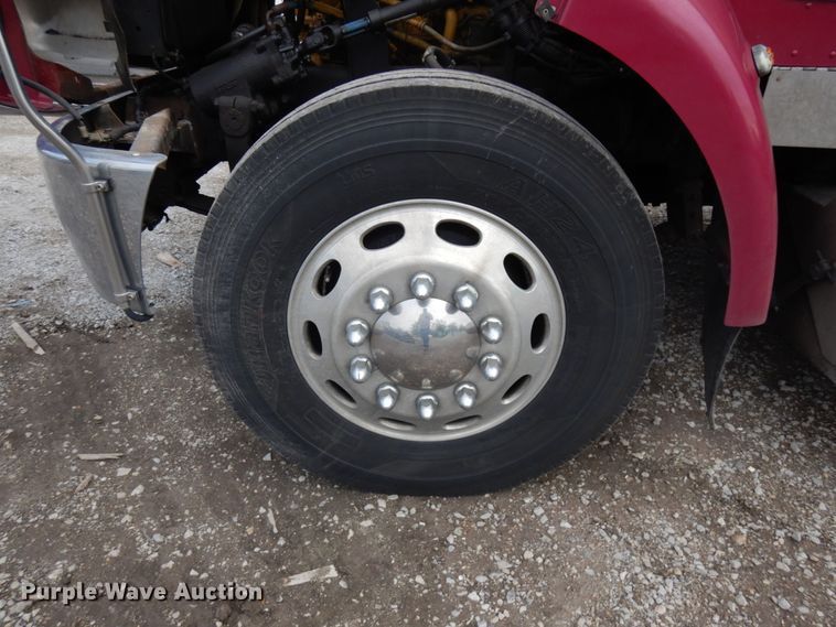 image for item IT9433 2005 Peterbilt 335  box truck