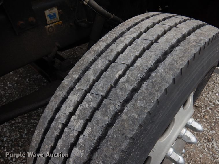 image for item IT9433 2005 Peterbilt 335  box truck