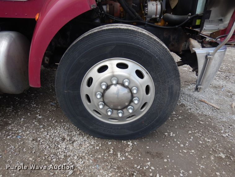 image for item IT9433 2005 Peterbilt 335  box truck