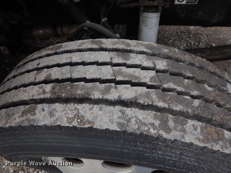 image for item IT9433 2005 Peterbilt 335  box truck