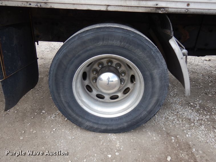 image for item IT9433 2005 Peterbilt 335  box truck