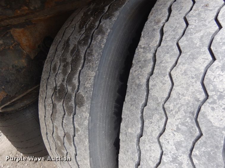 image for item IT9433 2005 Peterbilt 335  box truck