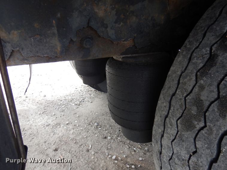 image for item IT9433 2005 Peterbilt 335  box truck