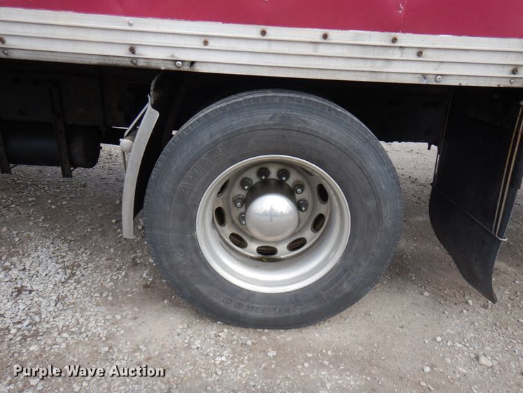 image for item IT9433 2005 Peterbilt 335  box truck