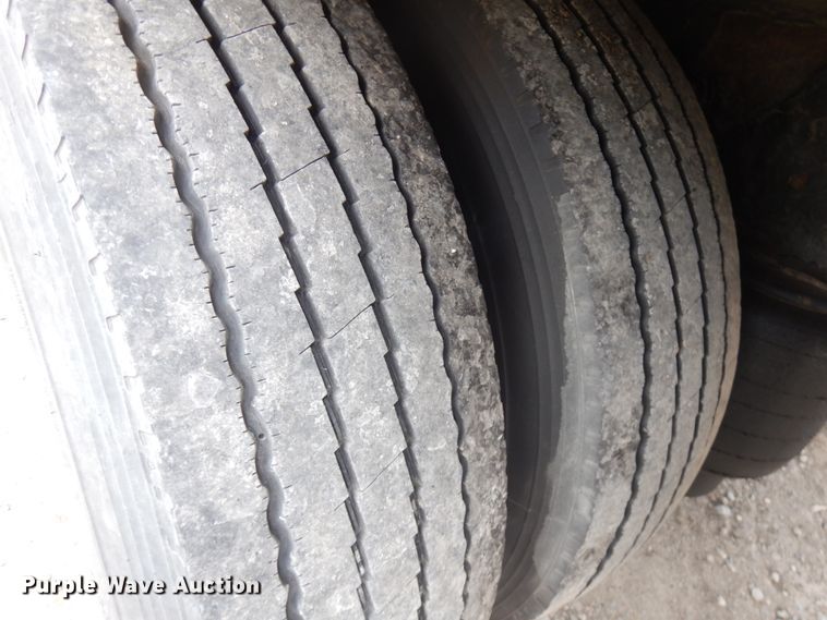 image for item IT9433 2005 Peterbilt 335  box truck