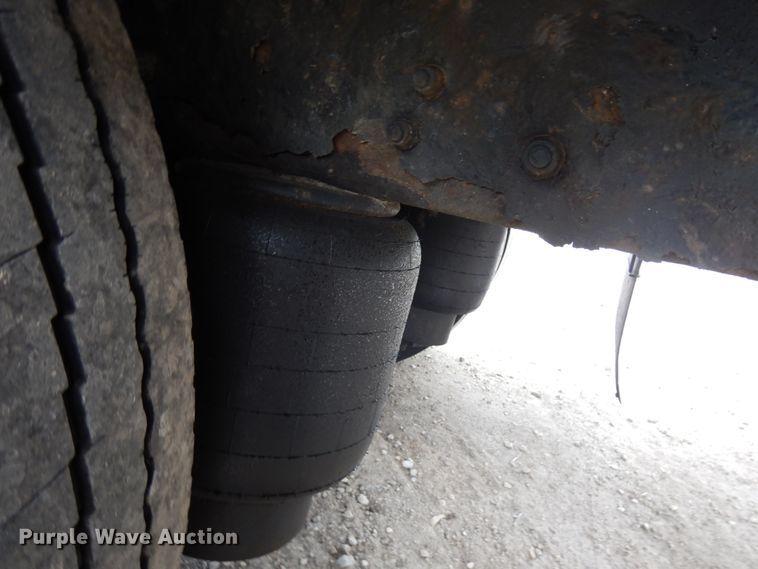 image for item IT9433 2005 Peterbilt 335  box truck