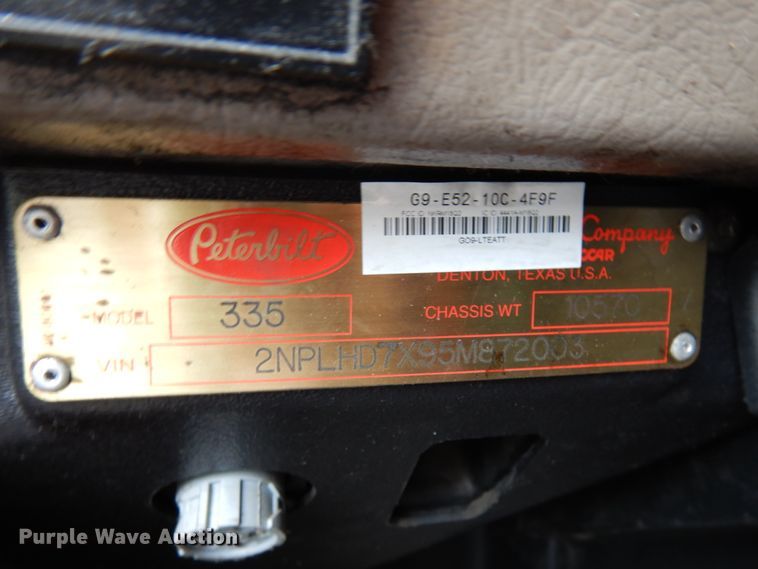 image for item IT9433 2005 Peterbilt 335  box truck