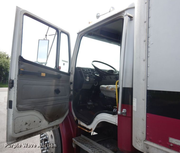 image for item IT9434 2000 Freightliner FL60  box truck