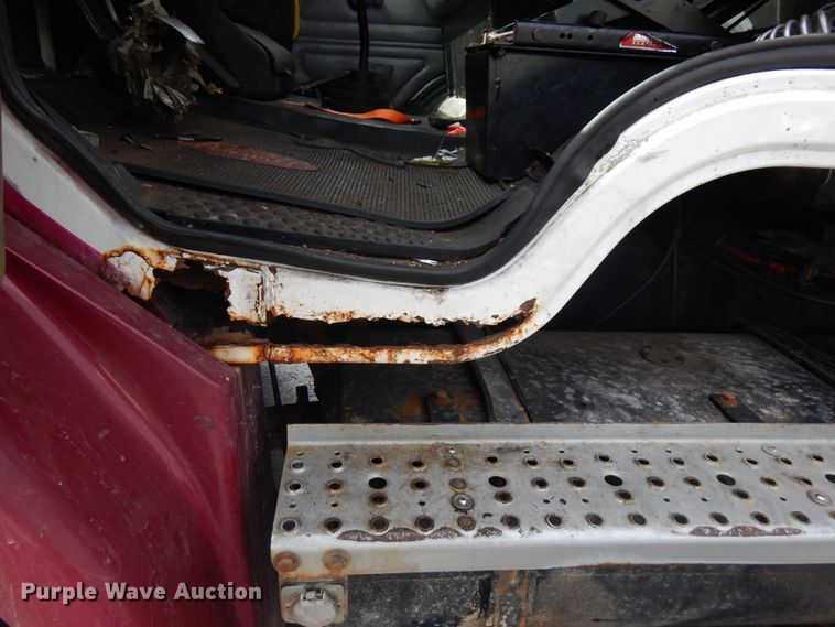 image for item IT9434 2000 Freightliner FL60  box truck