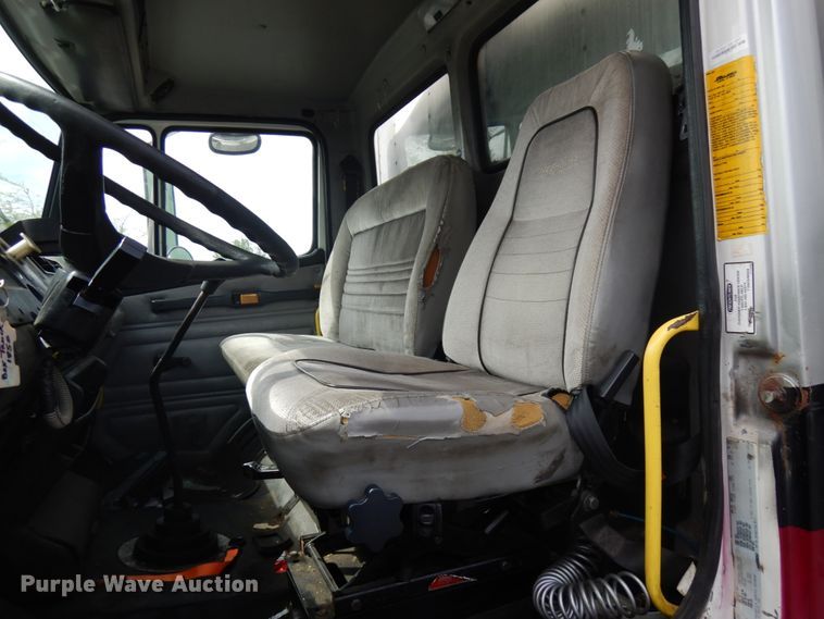 image for item IT9434 2000 Freightliner FL60  box truck