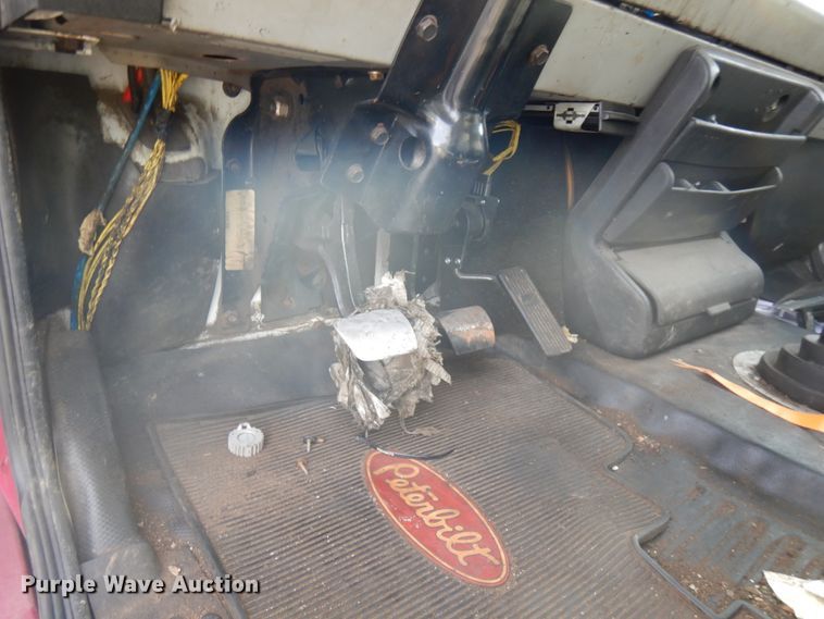 image for item IT9434 2000 Freightliner FL60  box truck