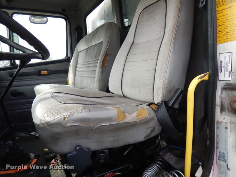 image for item IT9434 2000 Freightliner FL60  box truck