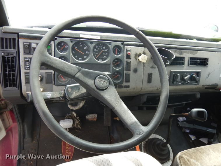 image for item IT9434 2000 Freightliner FL60  box truck