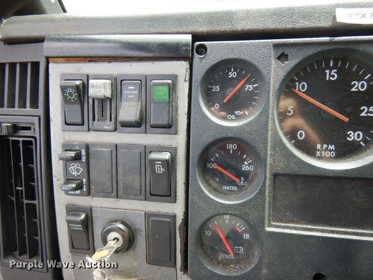 image for item IT9434 2000 Freightliner FL60  box truck