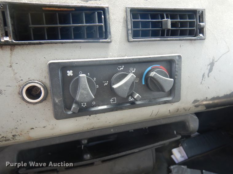 image for item IT9434 2000 Freightliner FL60  box truck