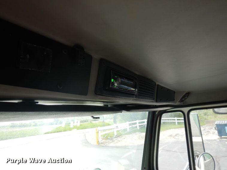 image for item IT9434 2000 Freightliner FL60  box truck