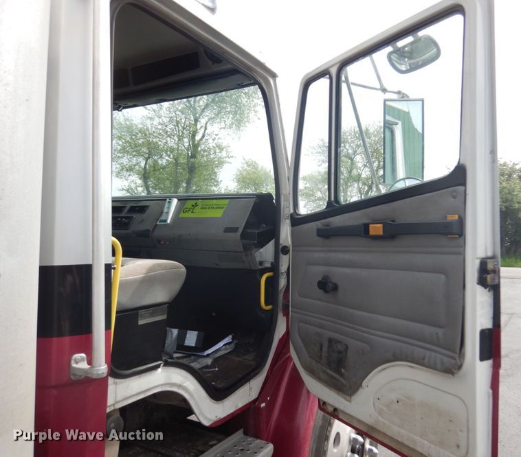 image for item IT9434 2000 Freightliner FL60  box truck