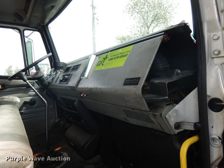 image for item IT9434 2000 Freightliner FL60  box truck