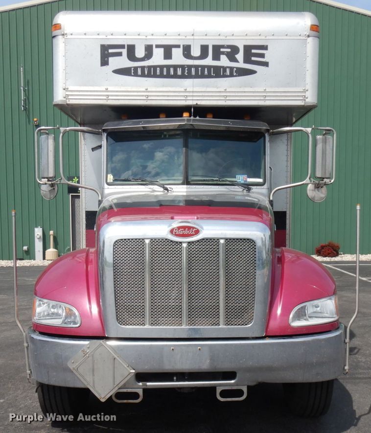 image for item IT9435 2006 Peterbilt 335  box truck