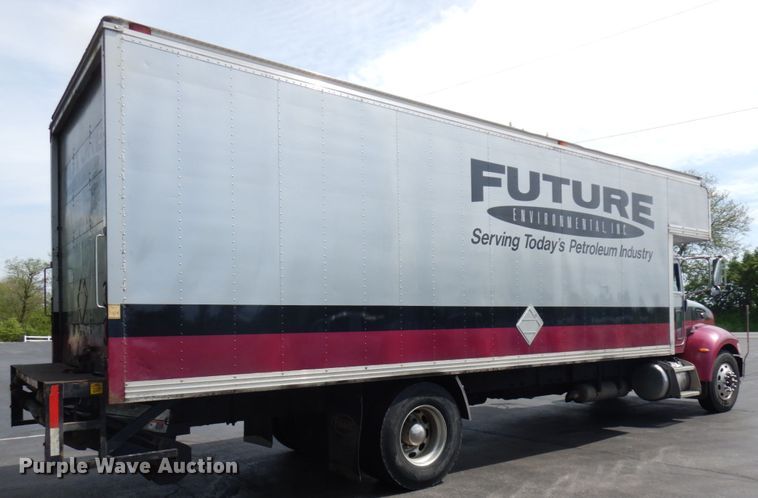 image for item IT9435 2006 Peterbilt 335  box truck