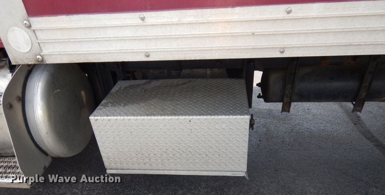 image for item IT9435 2006 Peterbilt 335  box truck