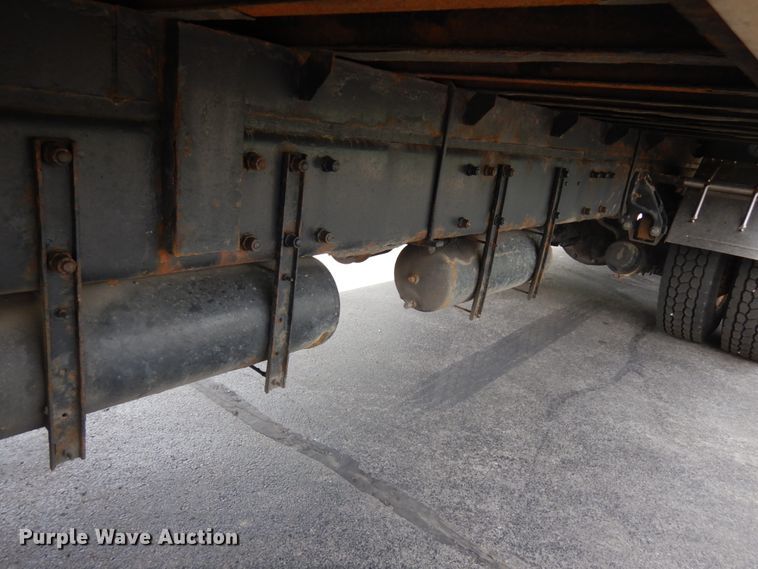 image for item IT9435 2006 Peterbilt 335  box truck