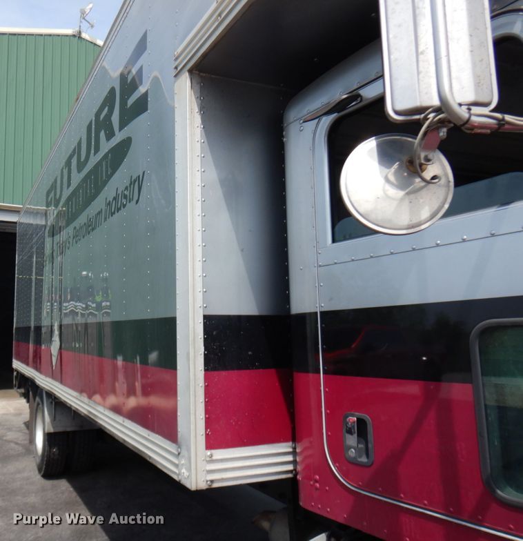 image for item IT9435 2006 Peterbilt 335  box truck