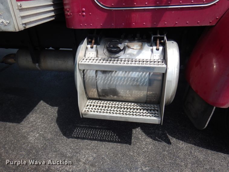 image for item IT9435 2006 Peterbilt 335  box truck