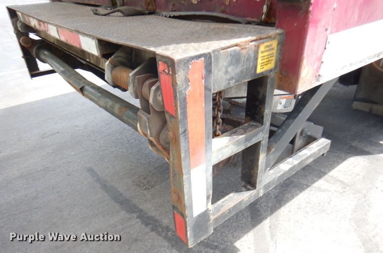 image for item IT9435 2006 Peterbilt 335  box truck