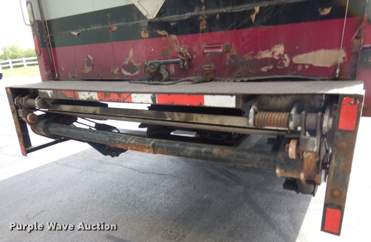 image for item IT9435 2006 Peterbilt 335  box truck