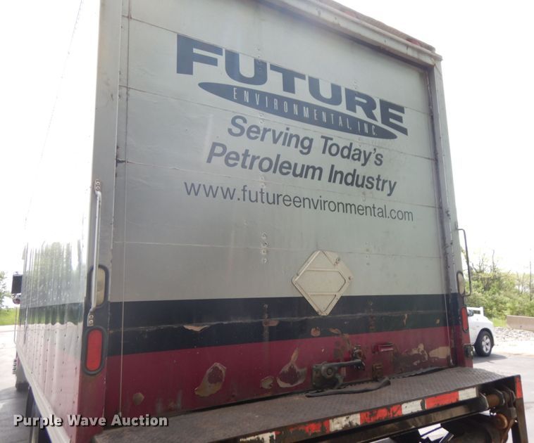 image for item IT9435 2006 Peterbilt 335  box truck