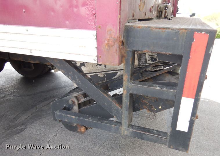 image for item IT9435 2006 Peterbilt 335  box truck