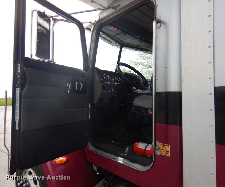 image for item IT9435 2006 Peterbilt 335  box truck