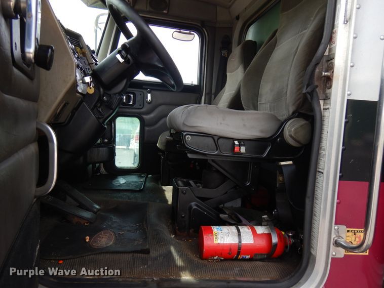 image for item IT9435 2006 Peterbilt 335  box truck