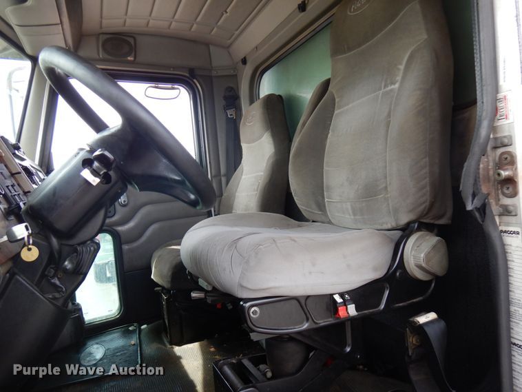 image for item IT9435 2006 Peterbilt 335  box truck