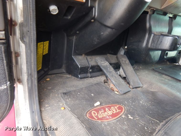 image for item IT9435 2006 Peterbilt 335  box truck